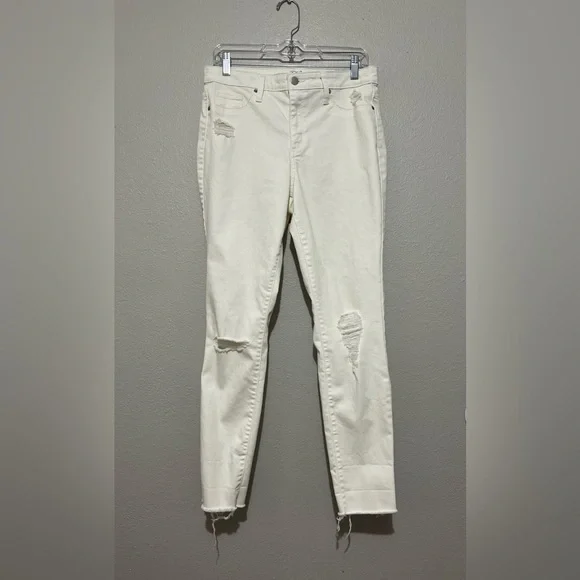 Universal Thread Distressed Jeans - Picture 5 of 5